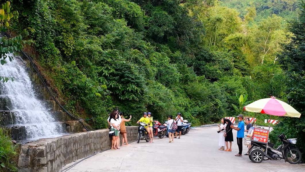 Ve trua, duoi cai nang oi a, tam “Suoi Tien” se la mot trai nghiem tuyet voi.