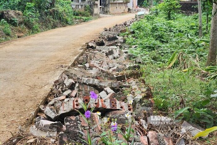 Ngon ngang ven tuyen duong du an tai khu Quyet Thang, xa Chuong Xa. Anh: To Cong.