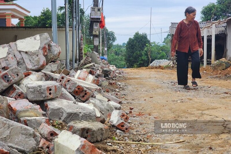 Dang co mot phong trao hien dat lam duong tai xa Chuong Xa. Anh: To Cong.