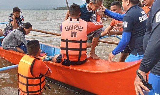 Lực lượng chức năng sơ tán người dân tại Tanauan, Philippines khỏi khu vực nguy hiểm do chịu ảnh hưởng của bão Trami (tên địa phương: Kristine). Ảnh: PCG