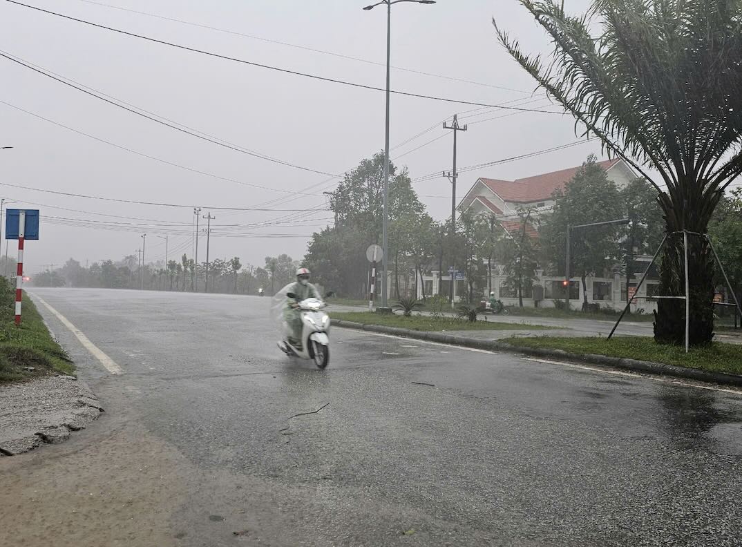 As of 7:10 a.m. on October 27, people were still out on the streets despite the danger of storm Tra Mi. Photo: Phuc Dat.