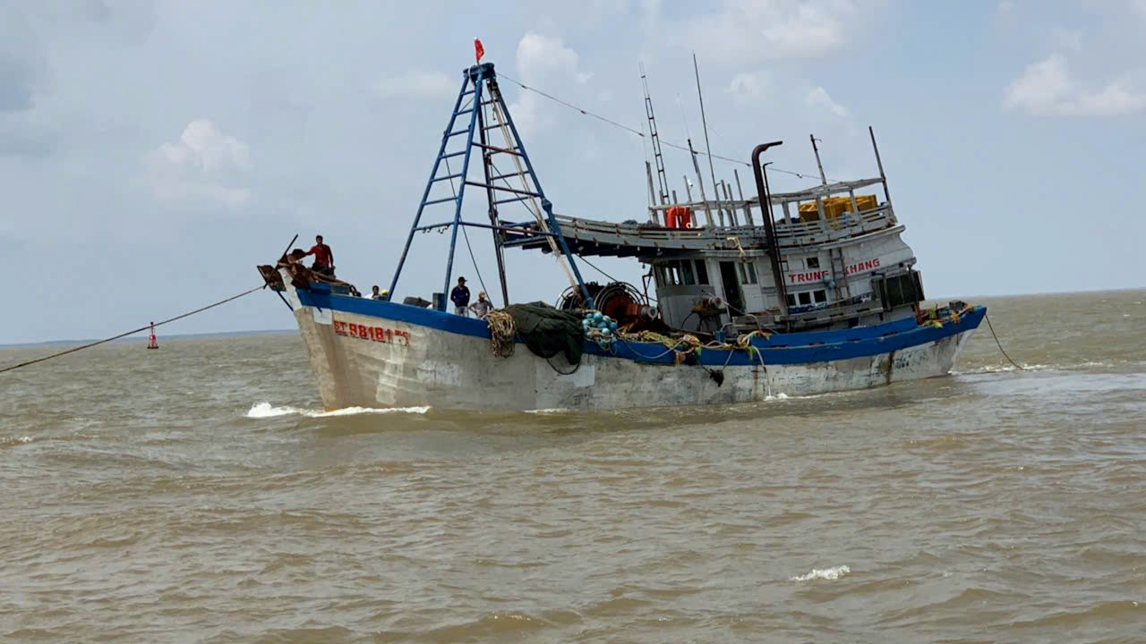 The fishing boat in distress and 12 crew members were successfully rescued by Squadron 2