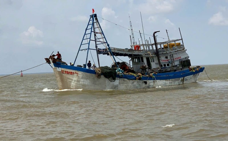 The fishing boat in distress and 12 crew members were successfully rescued by Squadron 2