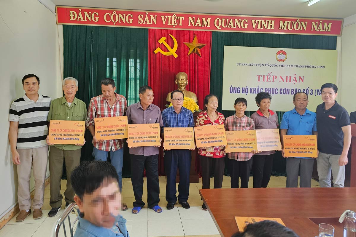 Funding for house repair and construction for poor households in Ha Long City, Quang Ninh Province after storm Yagi. Photo: Doan Hung