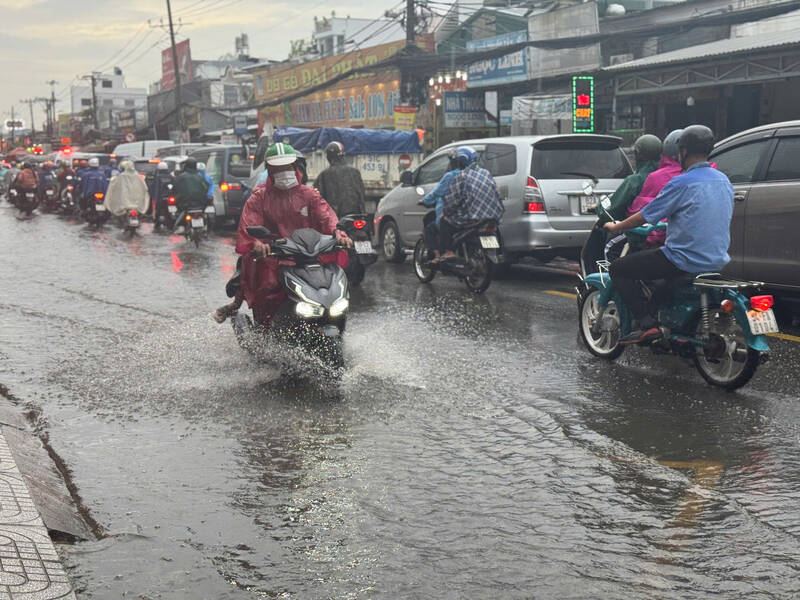 The weather in the South today has been rainy since early morning. Photo: Thanh Vu