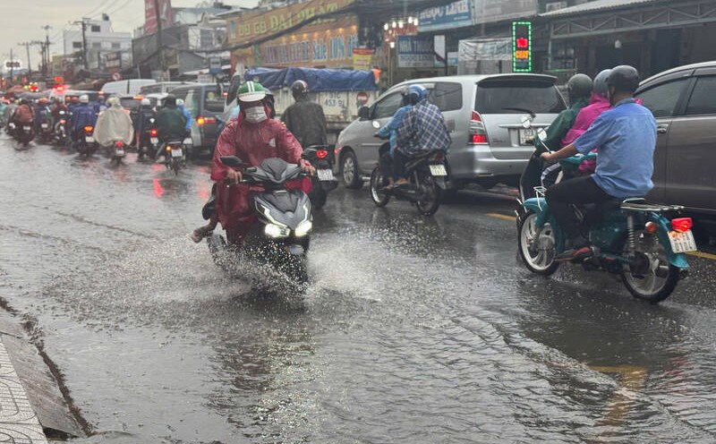 The weather in the South today has been rainy since early morning. Photo: Thanh Vu