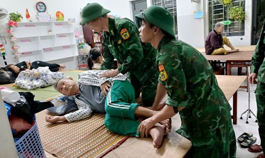 Đà Nẵng dời người dân ở chung cư đến nơi an toàn. Ảnh: Doãn Quang