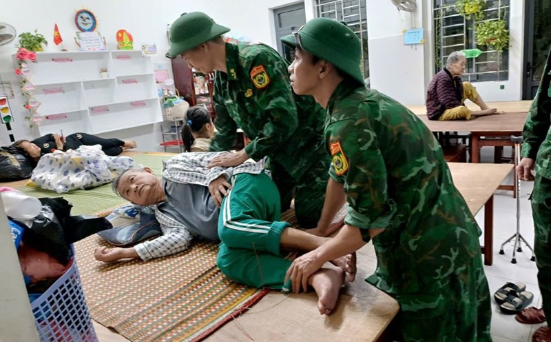 Da Nang moves residents of apartment buildings to safety. Photo: Doan Quang
