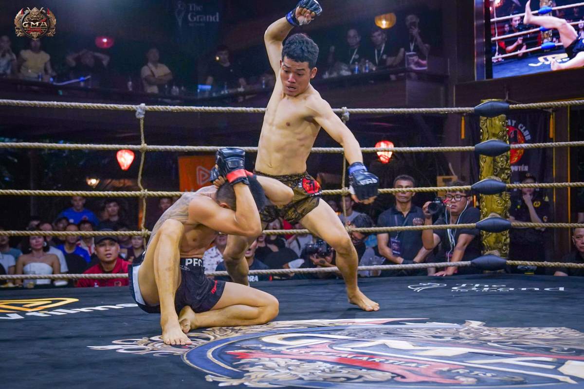 Luu Duc Manh of No.1 Muay club defeated Tran Kiet in the semi-finals of the Golden Rooster (57kg) category. Photo: Trung Nam