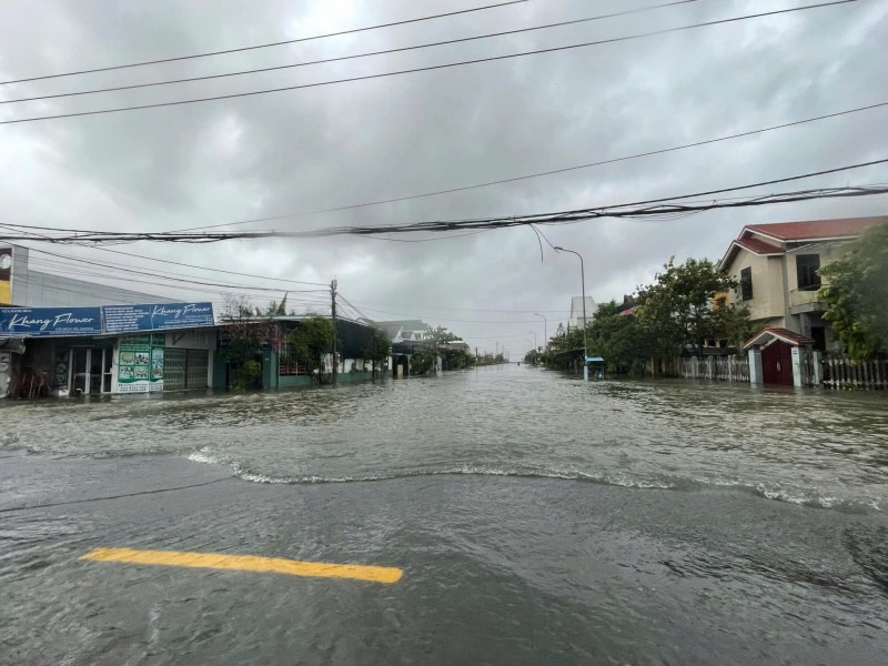 Tuyen duong Kinh Duong Vuong, phuong Thuan An, TP Hue bi ngap ung cuc bo do mua lon, trieu cuong dang. 