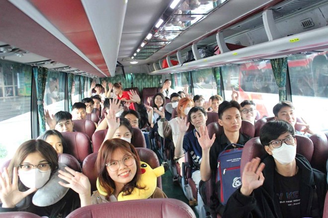 Students leave Ho Chi Minh City to return home for Lunar New Year 2024. Photo: Chan Phuc
