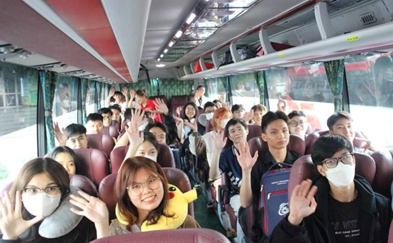 Students leave Ho Chi Minh City to return home for Lunar New Year 2024. Photo: Chan Phuc