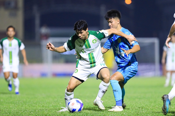 Striker Cong Phuong has yet to leave his mark in Binh Phuoc's shirt. Photo: Minh Dan