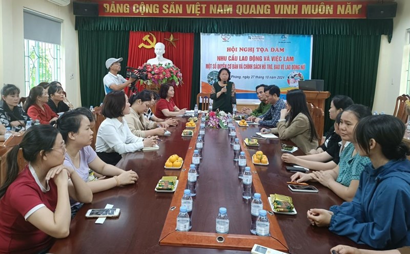 Overview of the discussion on labor and employment needs, some basic rights and policies to support female workers in Hai Phong. Photo: Mai Dung