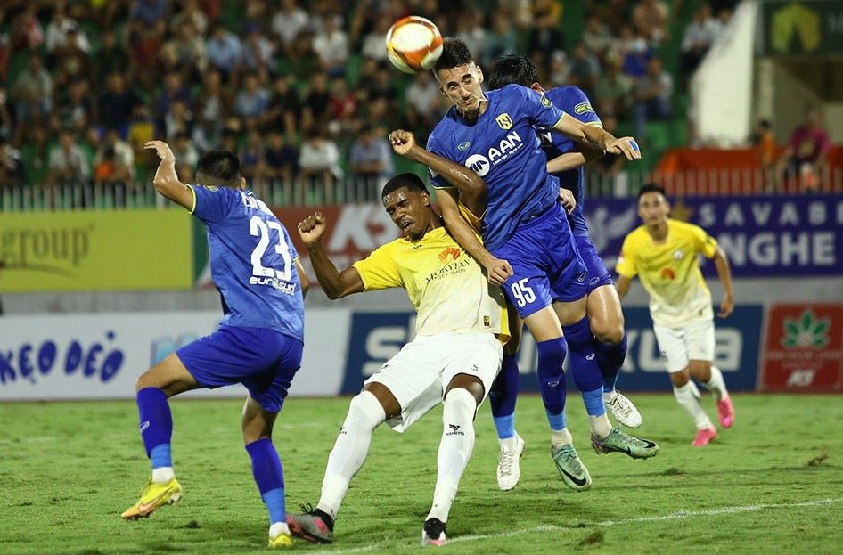 Song Lam Nghe An (in blue) had a victory right at Binh Dinh's Quy Nhon stadium last season. Photo: VPF