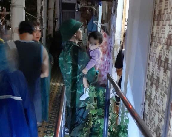 Da Nang Border Guard mobilized people to evacuate at night. Photo: Doan Quang