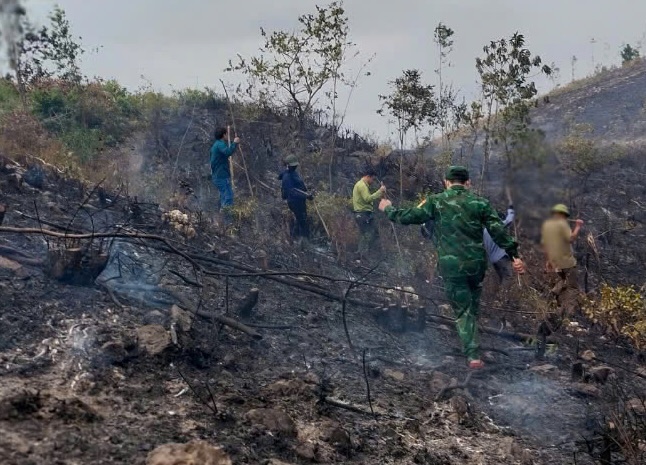 A protective forest fire occurred in Quang Trach district in Quang Binh. Photo: Border Guard