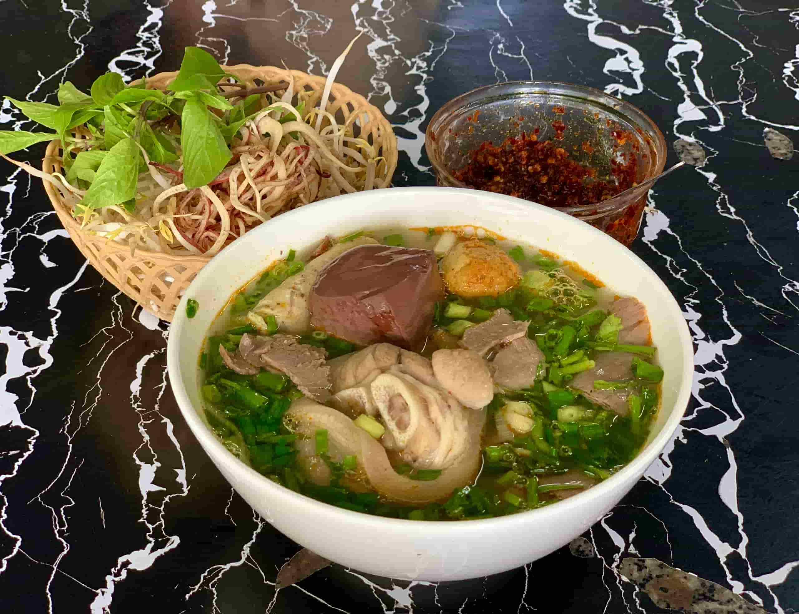 Quán bún bò Huế ngày bán 400 bát, ninh xương trong 24 giờ