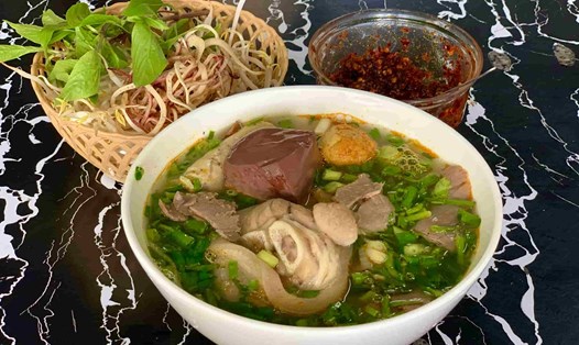 Một bát bún bò Huế đầy đủ nguyên liệu tươi ngon. Ảnh: Hải Ly