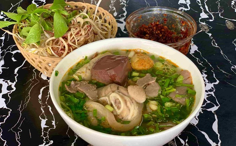 A bowl of bun bo Hue with fresh ingredients. Photo: Hai Ly