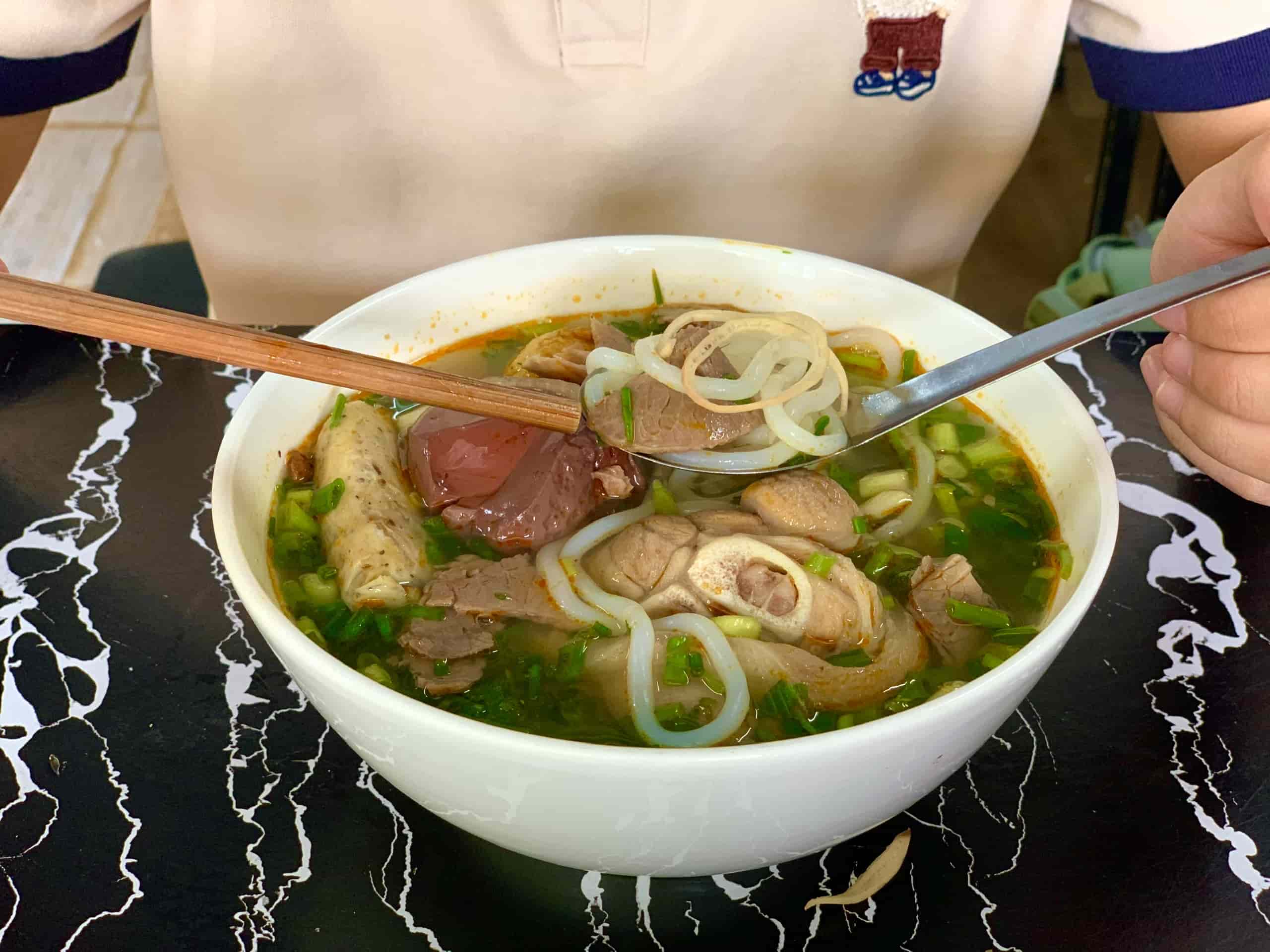 Mot ban bun bo Hue day du cua quan. Anh: Hoai Lan