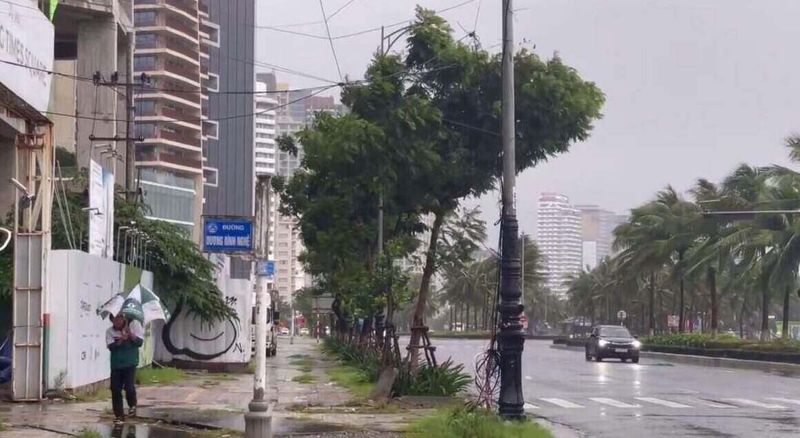 Khu vuc duong ven bien co gio giat manh. Anh: Mai Huong