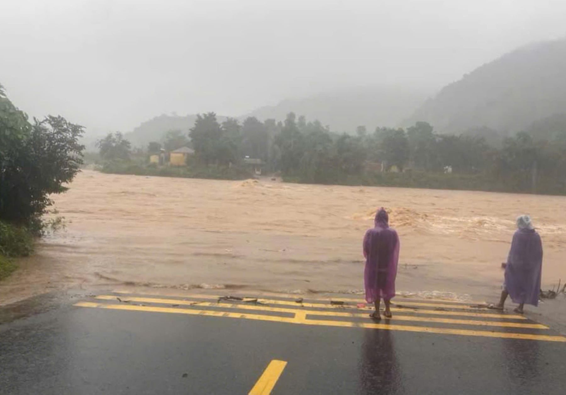 Storm No. 6 caused heavy rain, causing the bridge to be flooded 1.2m deep, causing separation. Photo: H.Nguyen.