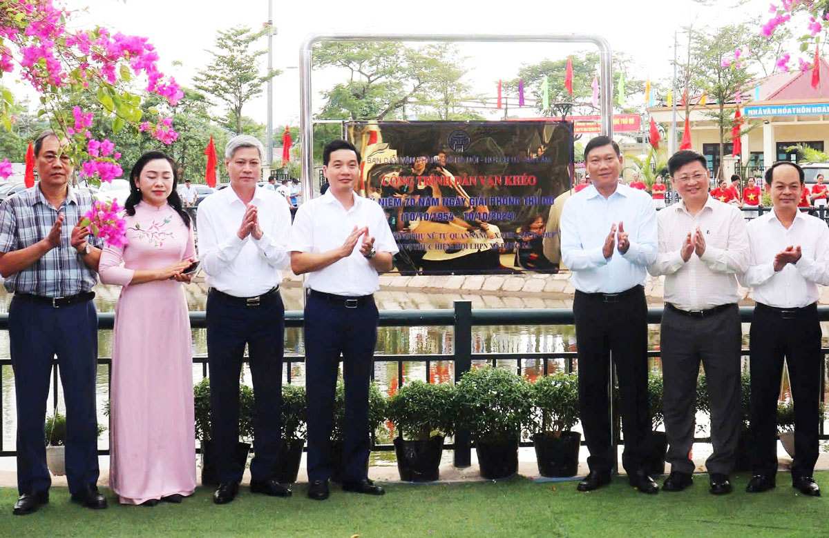 Truong ban Dan van Thanh uy Ha Noi Do Anh Tuan cung cac dai bieu gan bien cong trinh “Dan van kheo” ky niem 70 nam Ngay Giai phong Thu do tai xa Dang Xa (huyen Gia Lam). Anh: Hanoi.gov.vn