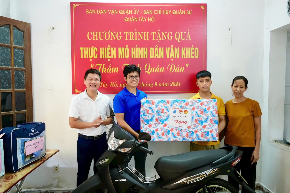 Ban Dan van Quan uy Tay Ho va cac hoi doan the tang qua cho gia dinh em Tran Bui Khac Hieu. Anh: Huong Ly