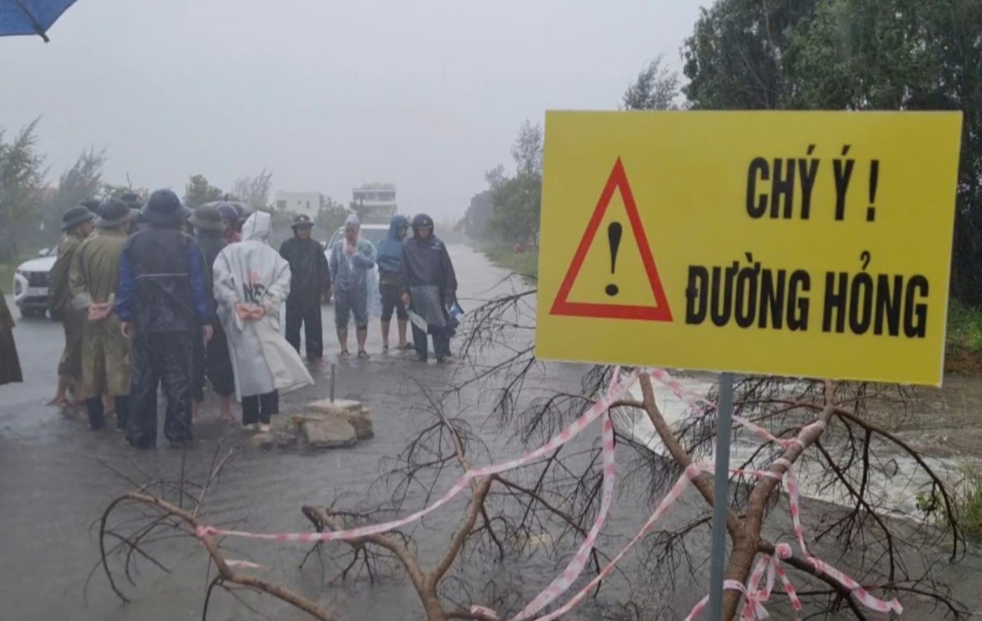 Kiem tra khu vuc nay, ong Ha Sy Dong - Pho Chu tich Thuong truc UBND tinh Quang Tri yeu cau chinh quyen dia phuong tien hanh cam bien canh bao, khoanh vung khong cho nguoi, phuong tien di ngang qua.