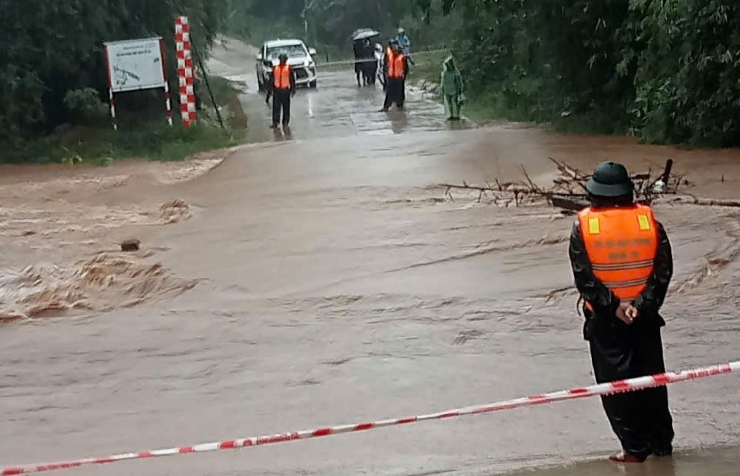 Tai huyen mien nui Huong Hoa, Dakrong cua tinh Quang Tri, nhieu cau, ngam tran bi ngap nuoc. Co noi bi ngap 1,2m nen cac luc luong bien phong, quan su, chinh quyen dia phuong da dat bien canh bao, ngan nguoi qua lai.