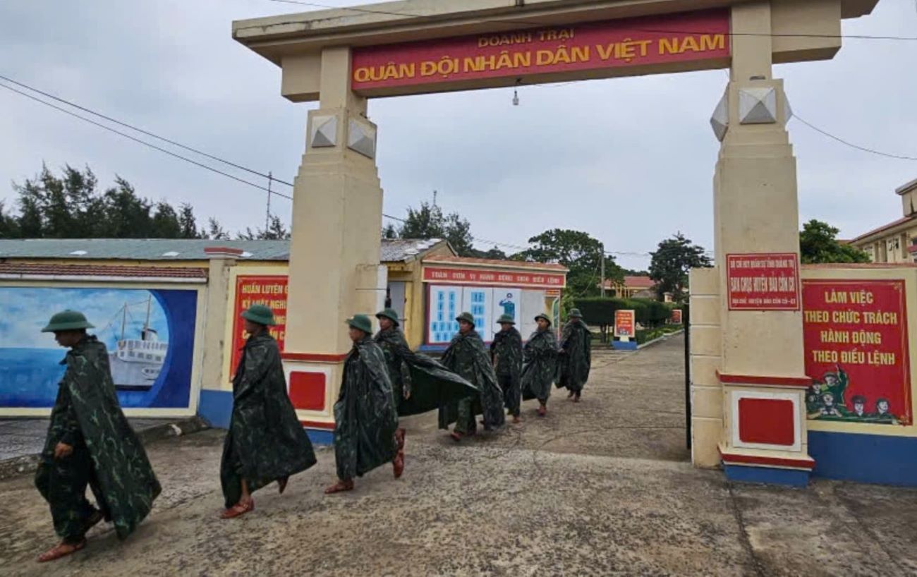 Luc luong thuoc Bo Chi huy Quan su tinh Quang Tri trien khai viec phong chong, cuu ho khi bao Tra Mi anh huong.