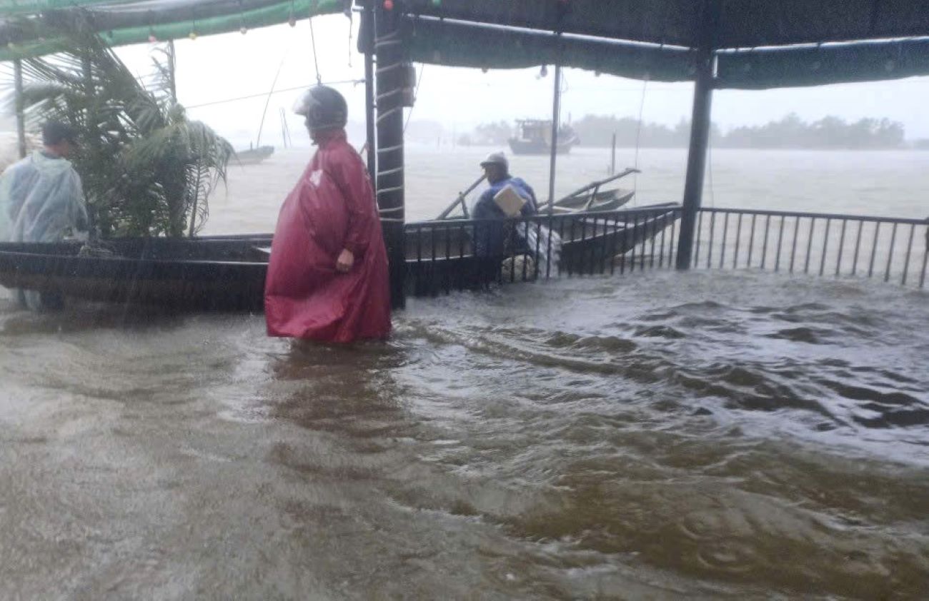 The impact of storm Tra Mi caused heavy rain, rising floodwaters and inundating riverside shops in Trieu Phong district, Quang Tri province.