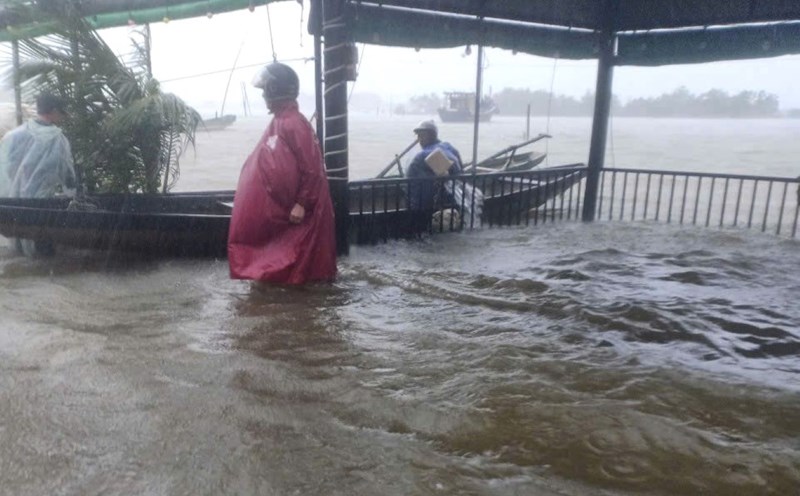 The impact of storm Tra Mi caused heavy rain, rising floodwaters and inundating riverside shops in Trieu Phong district, Quang Tri province.