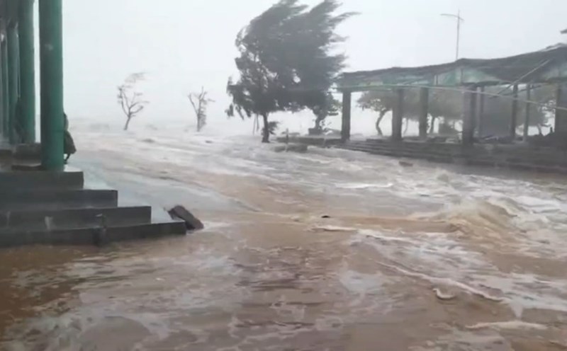 Sea water rose ashore due to the effects of storm Tra Mi.