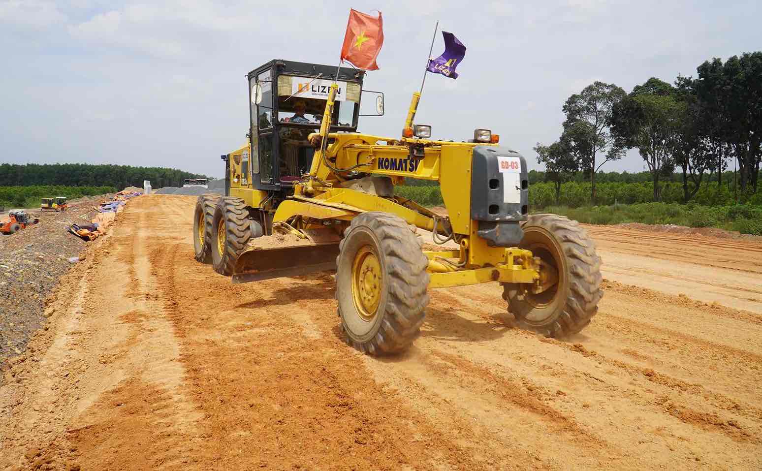 Theo ghi nhan cua phong vien bao Lao Dong tai hien truong, viec thi cong duoc dien ra khan truong, nha thau dang tranh thu nhung ngay thoi tiet nang rao trong mua mua de thi cong.