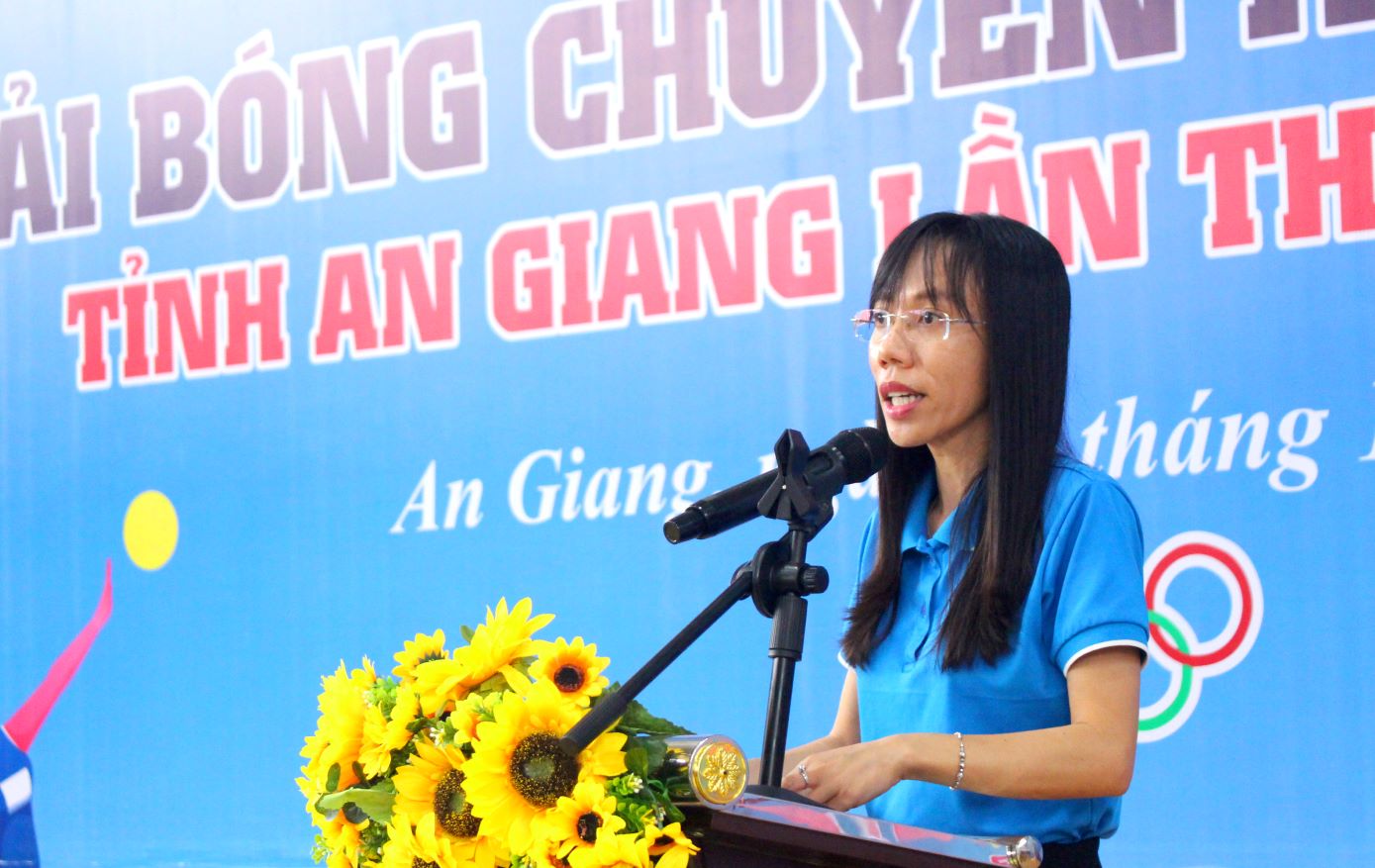 Ba Nguyen Le Linh Chau phat bieu khai mac Giai bong chuyen hoi nu CNVCLD tinh An Giang lan thu II. Anh: Lam Dien