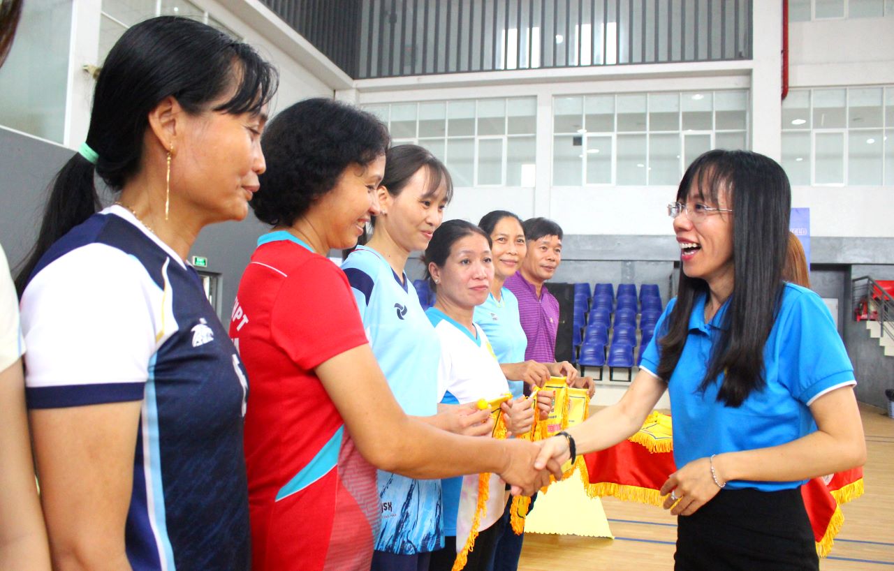 Ba Nguyen Le Linh Chau- Truong Ban Tuyen giao- Nu Cong, Giam doc Nha Van hoa lao dong An Giang trao co luu niem. Anh: Lam Dien