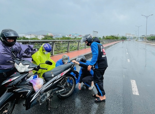 Nguoi dan bi te nga khi luu thong qua cau Nguyen Tri Phuong, TP Da Nang. Anh: Tien Dang