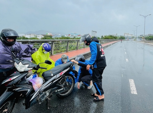 Storm Tra Mi caused strong winds, people fell while crossing Da Nang bridge. Photo: Tien Dang