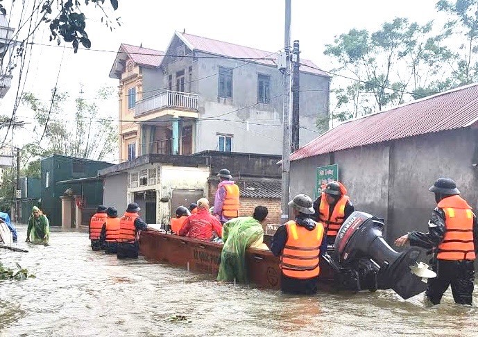 Can bo dan van va nhan dan huyen Quoc Oai tham gia phong chong lut bao. Anh:  