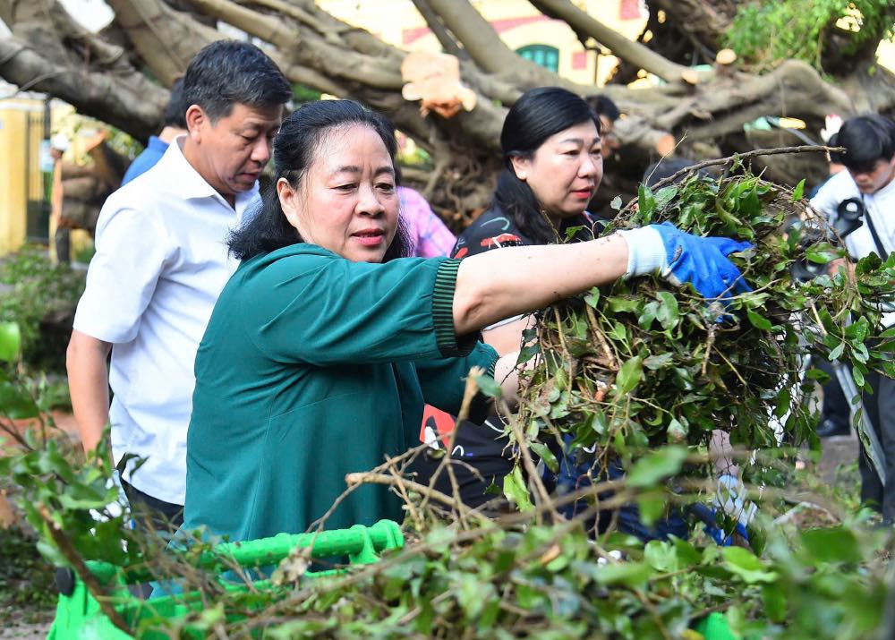 Bi thu Thanh uy Ha Noi Bui Thi Minh Hoai cung lanh dao tham gia don ve sinh moi truong. Anh: Tran Hoang