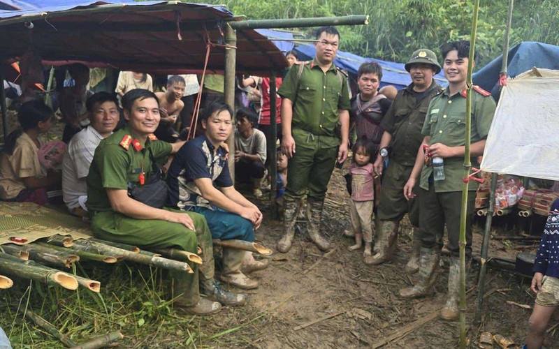 Ong Ma Seo Chu - Truong thon Kho Vang (nguoi ngoi thu 2 tu trai sang). Anh: Cong thong tin Lao Cai 