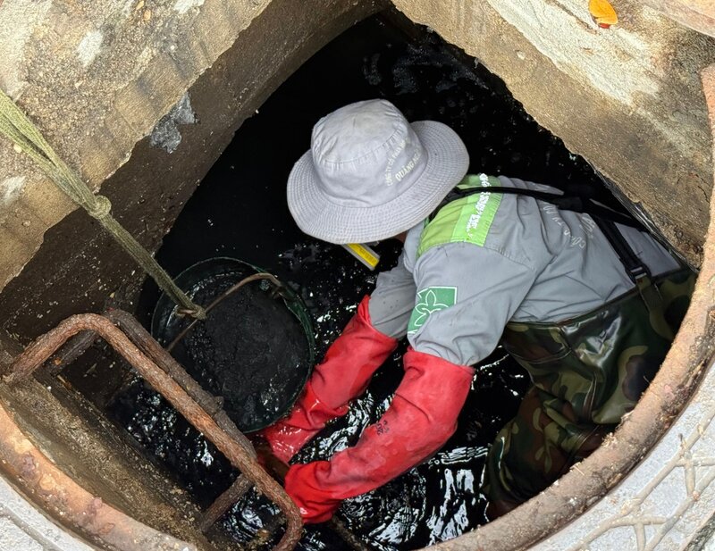 Workers dredge a sewer on Hung Vuong Street, Quang Ngai City. Photo: Thanh Nhi