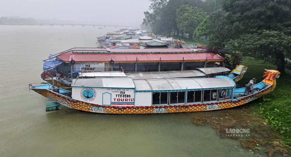 Tu 19h ngay 26.10 den 9h sang ngay 27.10 mua lon xay ra hau het tai cac dia ban, luong mua pho bien 80-280mm, mot so noi cao hon nhu: vuon Quoc gia Bach Ma 301.6mm, Thuy Thanh (Huong Thuy) 327.4mm, Bach Ma 357mm, dinh Bach Ma 442.8mm.