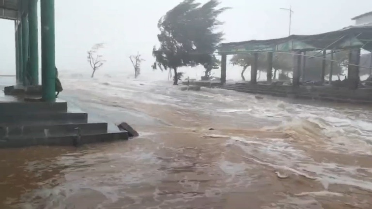 Song bien danh pha lien tuc, nuoc dang cao tran vao bo khu vuc xa Phu Thuan va phuong Thuan An (Thua Thien Hue), dong chay xiet vo cung nguy hiem. 