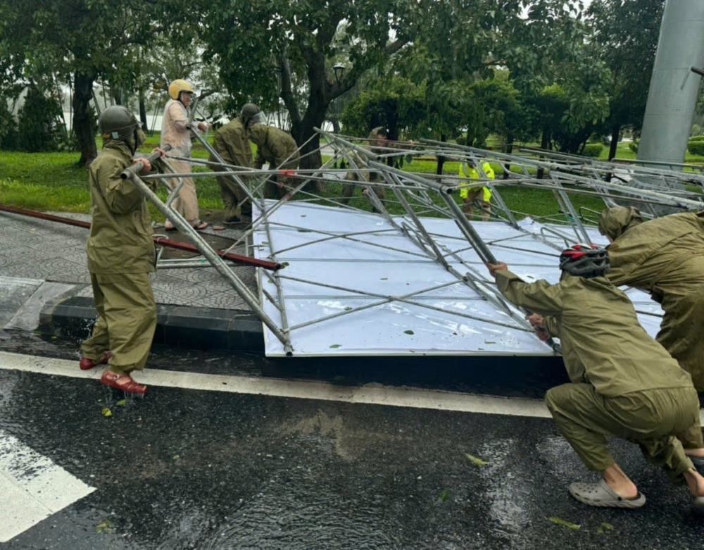 Truoc do, de dam bao an toan cho nguoi dan, Ban Chi huy PCTT va TKCN tinh Thua Thien Hue da yeu cau nguoi dan khong duoc ra duong tu 7h ngay 27.10.2024 (tru cac luc luong lam nhiem vu va cac truong hop dac biet) cho den khi co thong bao moi.