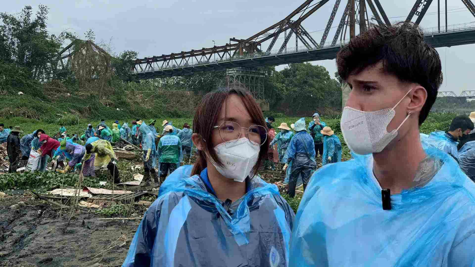 Young people in Hanoi wade through the rain to clean up trash to protect the environment