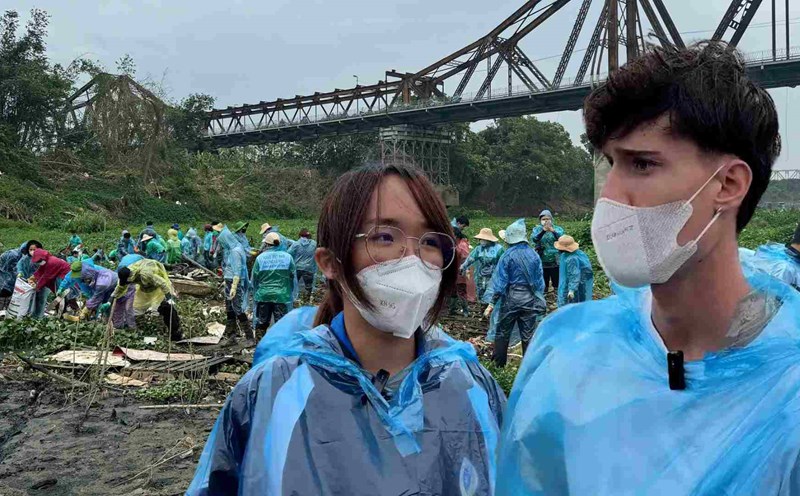 Young people in Hanoi wade through the rain to clean up trash to protect the environment