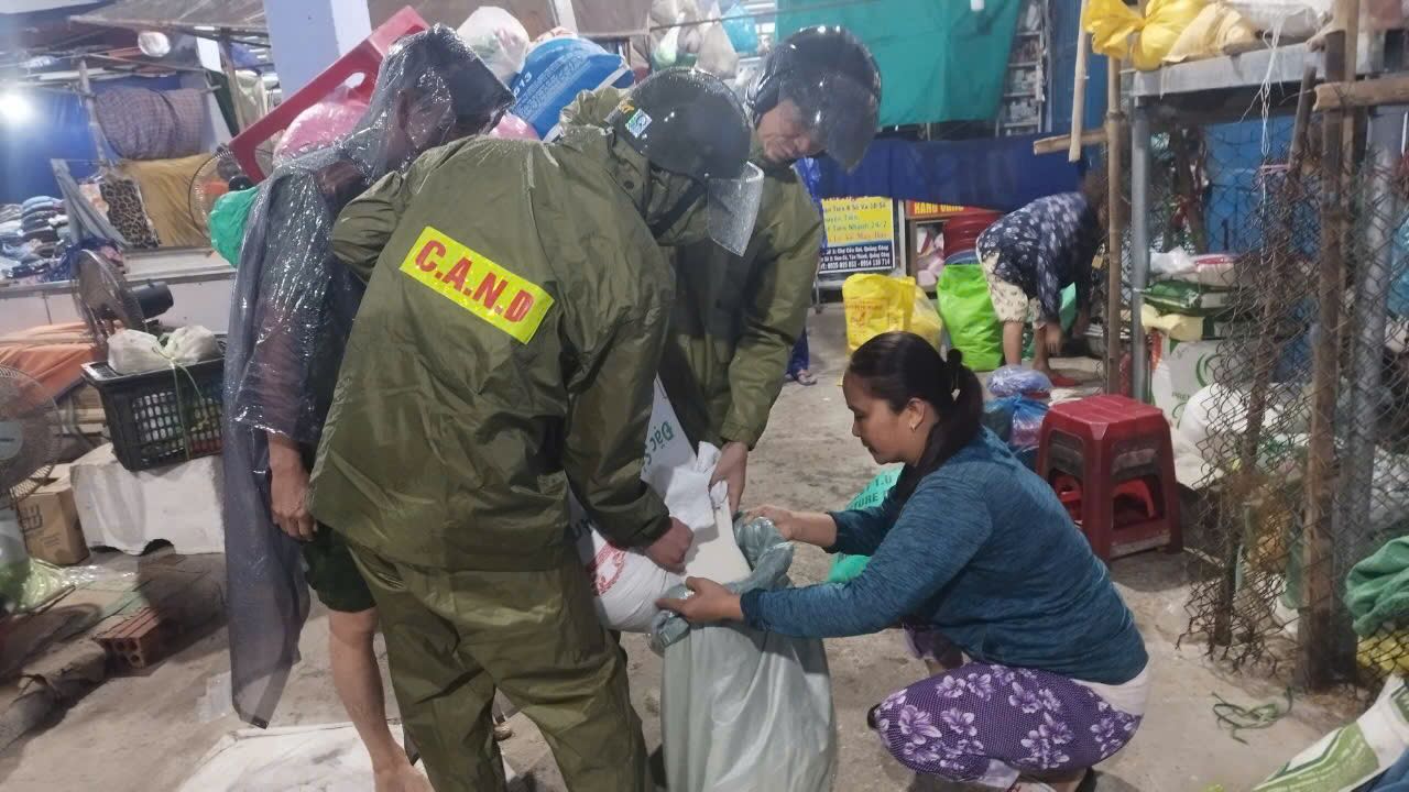 Police force helps people clean up and evacuate property. Photo: Tran Hong
